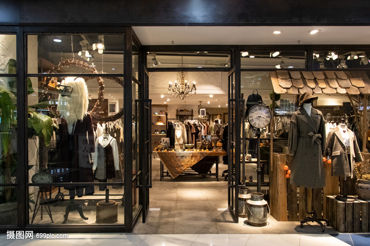 從街頭到云端 現(xiàn)代服裝店鋪的時尚轉(zhuǎn)型之旅